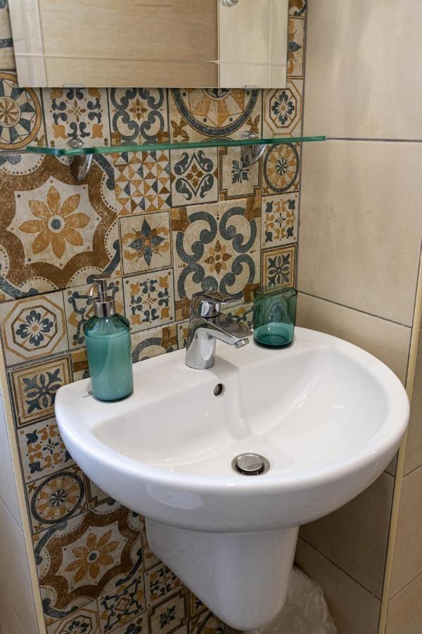 B&B Alla Ferrovia Napels Buitenkant foto